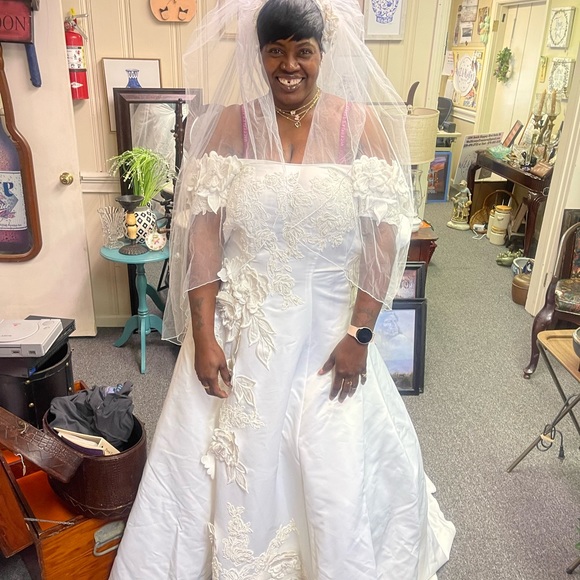 Wedding Dress - Picture 4 of 9